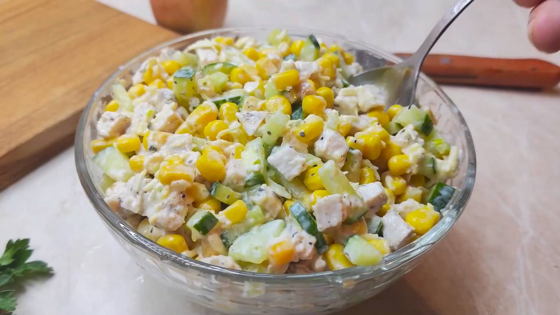 Рецепт салата с курицей, сыром и огурцом - Вкусный микс смотреть онлайн