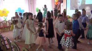 ТАНЕЦ С МАЛЫШАМИ НА ВЫПУСКНОЙ