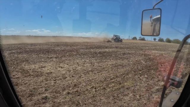 Уделал Valtra с Паллада на тракторе Фармер с лущильником General. Колісниця от Велес Агро на очеред смотреть онлайн