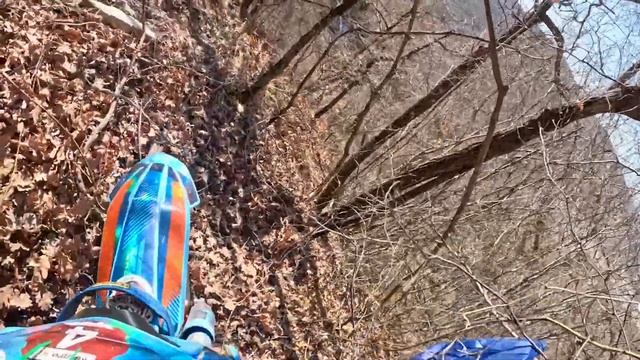 Разбежавшись прыгнув со скалы. Сумашедший спуск в эндуро от квадро93 смотреть онлайн