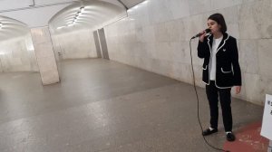 СЛЕПАЯ ДЕВОЧКА поет - ПОСИДИМ, ПОМОЛЧИМ в Переходе мЧи?