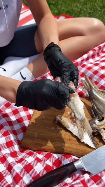 Не тот, что в магазине, с косточками как иголки и запахом тины.А настоящий, крупный, с икоркой.