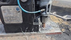 Мини магнитная дрель в работе.