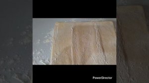 Слойка из слоено-дрожжевого теста с вишневым повидлом