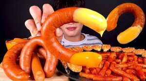 Колбасный мукбанг с сырным соусом