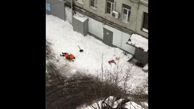 Шокирующая история: Жив ли дворник после падения?
