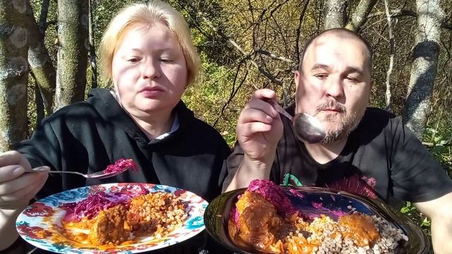 Обжор с Танюшкой - тефтели с подливкой, гречка и салати