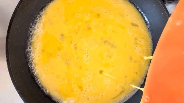 Омлет-тортик с лососем, моцареллой и шпинатом для всей