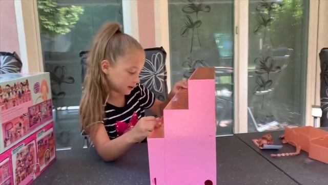 Элина открывает подиум LOL .