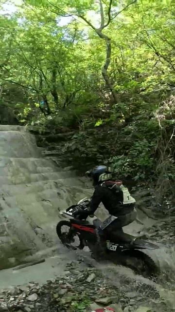 Второй видос с первого дня гонки 100% эндуро геленджик 2025. Другой путь. В видео опасные спуски. смотреть онлайн