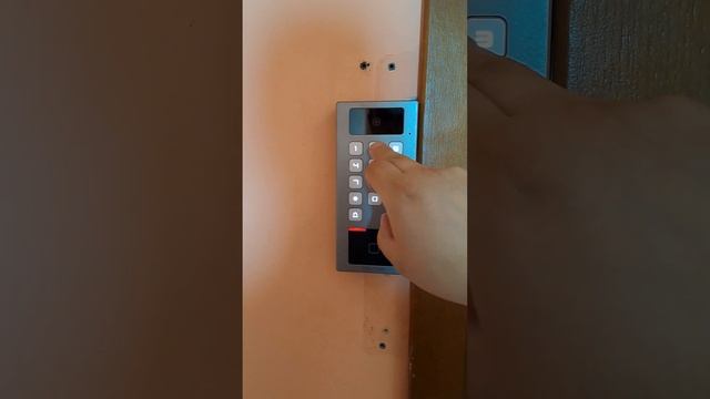 Обзор на вызывную панель Hikvision DS-K1T502DBWX-C