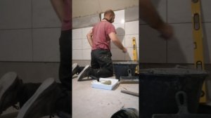 Укладка плитки на слой по неровным стенам.