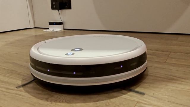 Реклама робота-пылесоса Tuvio