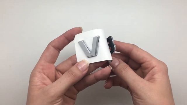 Шильдик V8 на крыло №2