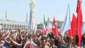 Красный флаг мести поднят над мечетью Джамкаран в Иране.