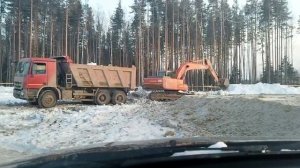 Гусеничный экскаватор погрузка машины.