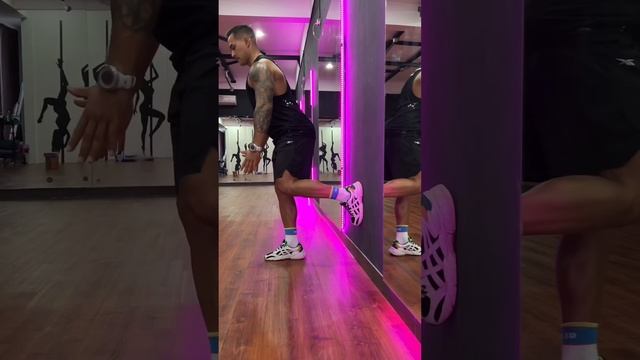 Наклоны корпуса у стены по 1 ноге