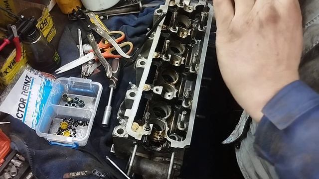 Как заменить поменять маслосъёмные колпачки сальники