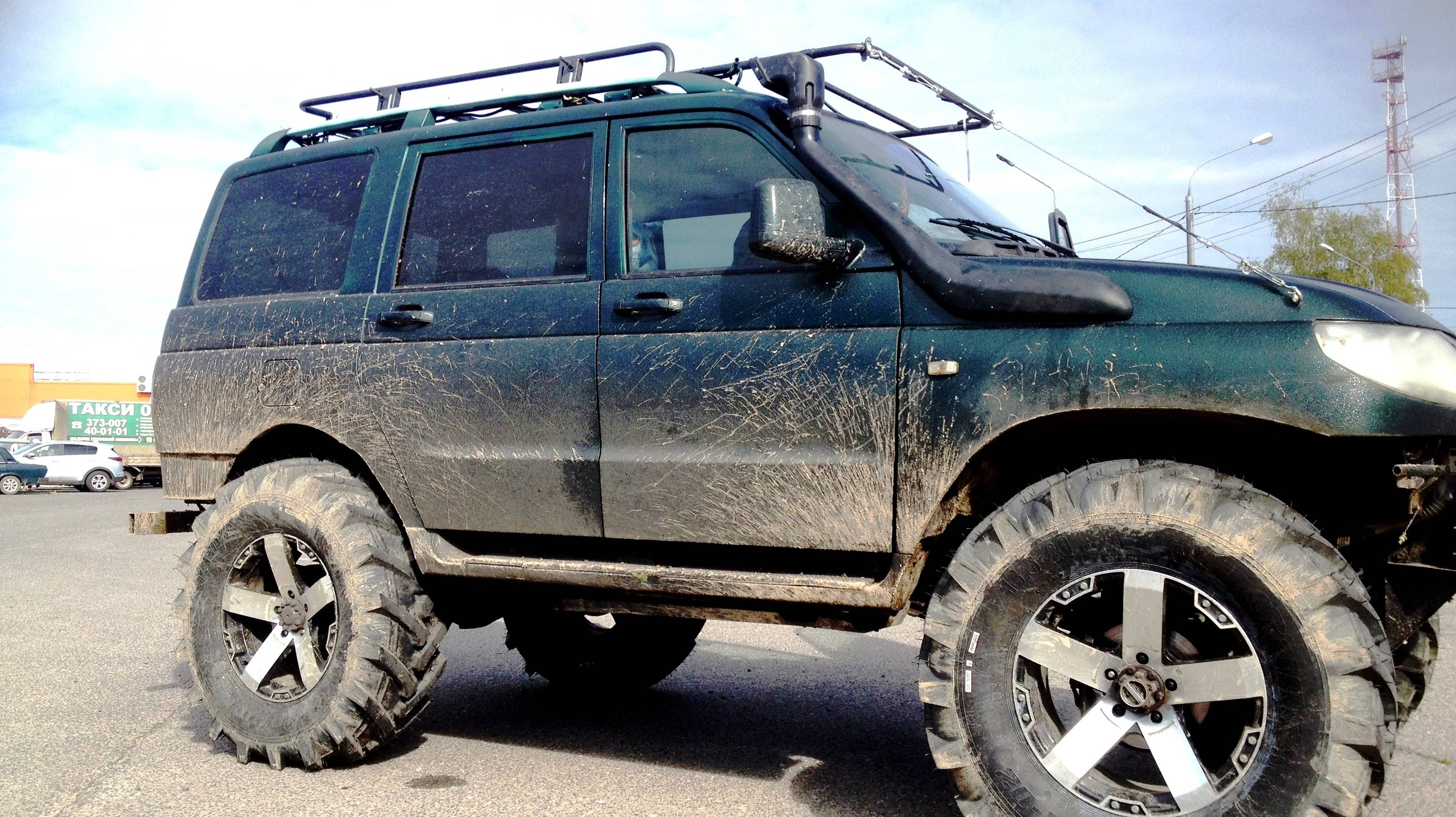 Уаз Росомах-первый выезд на 42 тракторах за грибами. Лесная дорога превратилась в реку.