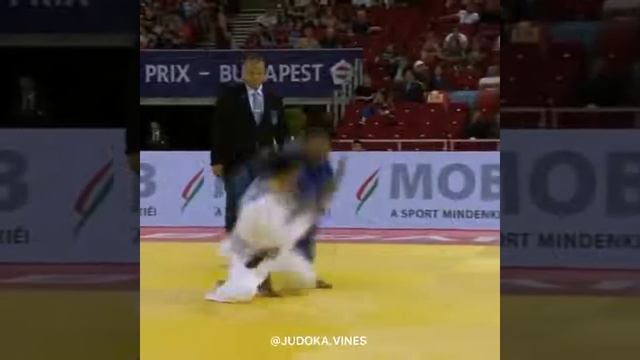 Его спина словно домкрат,поднимает соперников с земли