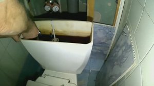 Завис поплавок в бачке унитаза. Вода не поступает. Решение вопроса.