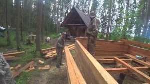 Строим баню из бруса в тайге. Готовим глухаря и утку на костре. В гостях у Александра Устаева.