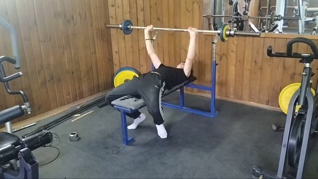 Как накачать грудь в зале