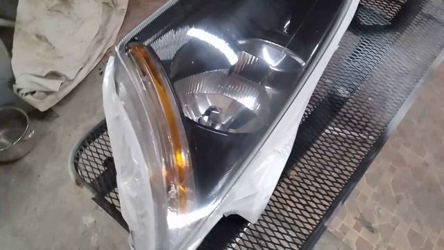 Нанесение лака на переднюю оптику  Ford Focus 2