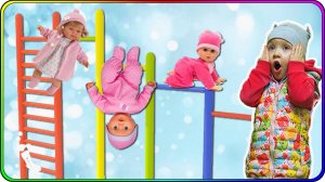 Куклы шалят на детской площадке. Играем в дочки матери