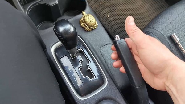 Mitsubishi Outlander (3G) подтяжка ручника