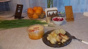 Даша помощница, подъедаем продукты из морозилки