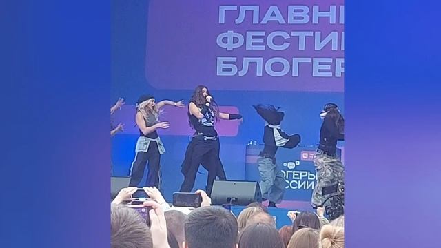 BEARWOLF фестивалит с подружками