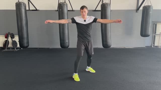 НОВИЧКУ будет это полезно,как расслабить плечи, что бы бить сильно?!