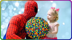 Тома готовит на кухне пирог из конфет! Человек-паук в шоке!