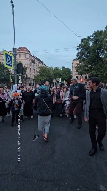 Прогулка до метро с батюшкой после кинопоказа в БКЗ #протоиерейсергийбаранов смотреть онлайн