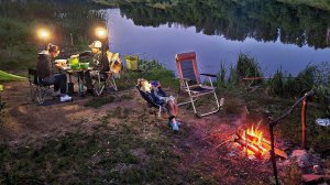 Семейная рыбалка с ночевкой! Ставим раколовки, рыбалка на сома и поплавок! Готовим ТАКО на костре