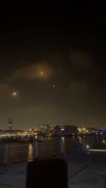 Очередная волна ракет прилетает в Израиль на фоне их бомбардировок Ирана. смотреть онлайн