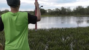 Отец учит сына ловить карасей: СЕКРЕТЫ летней рыбалки на старом озере