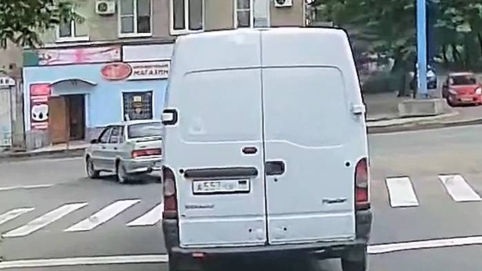 Красный свет светофора, поворотники? Не знаю что это. Донецк 2025.