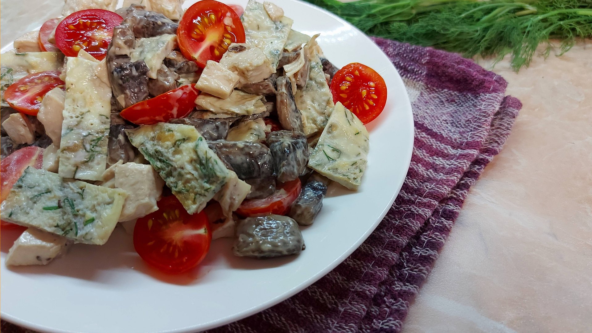 Сытный салат с яичными блинчиками, грибами и курицей смотреть онлайн