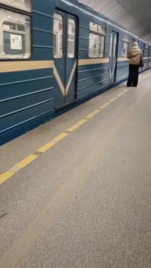 Прибытие номерного 81-717 на станцию Комендантский проспект