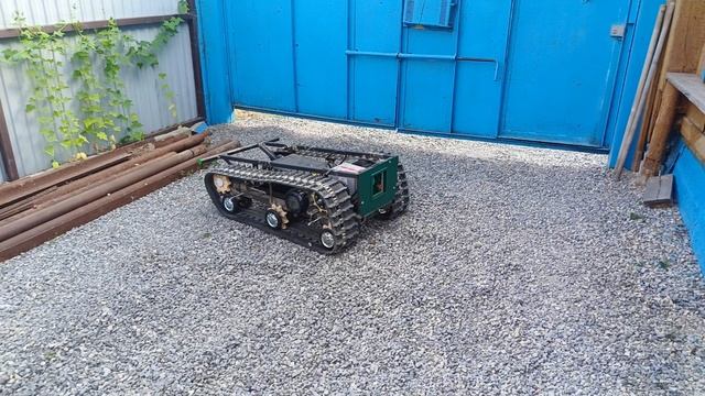 Первый тестовый выезд гусеничной платформы.