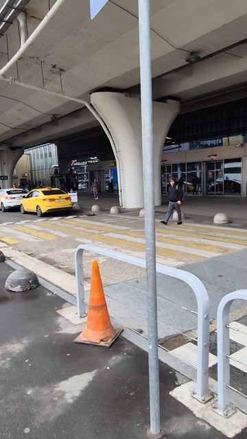 Таксист пристает к пассажирам в аэропорту смотреть онлайн