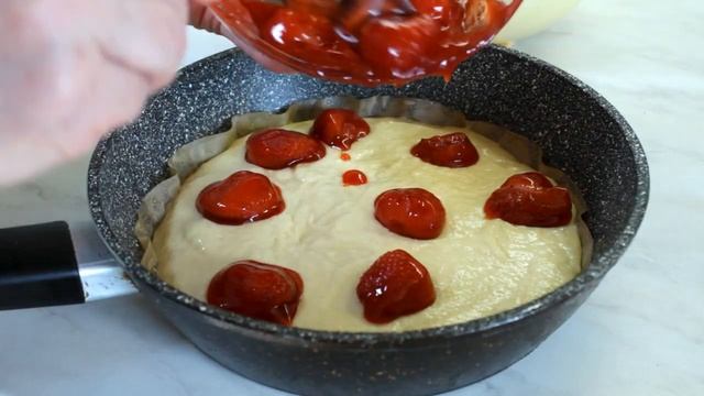 Клубничный Пирог без Духовки и Миксера!🍓🍓🍓 Обалденно Вкусный Рецепт! смотреть онлайн