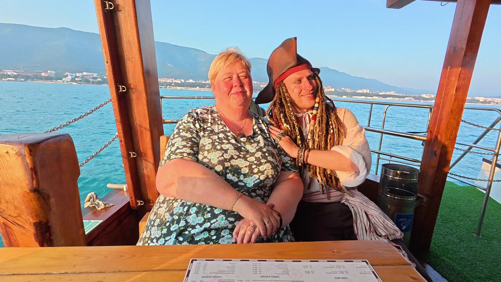 На пиратском корабле вышли в море посмотреть окрестности Геленджика. смотреть онлайн