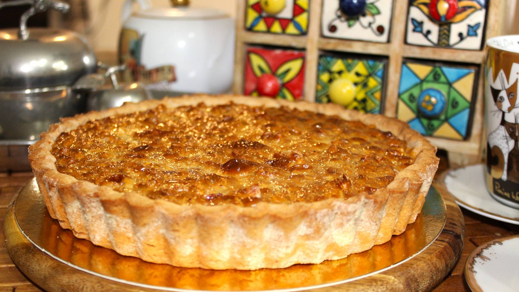 Карамельный пирог с орехами