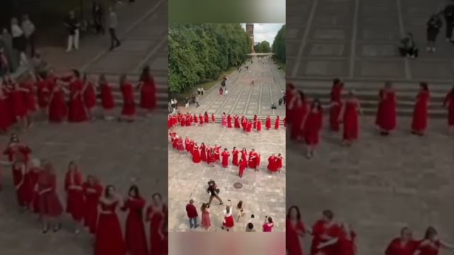 Девушки в Красных платьях в Калининграде, июнь 2025 год