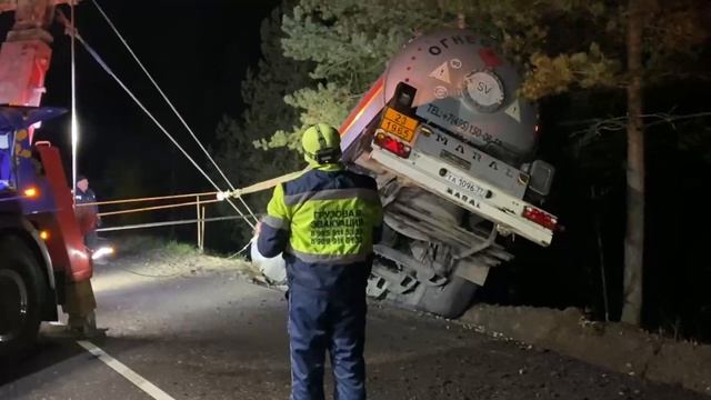 Грузовой эвакуатор. Спасение груженого газовоза — 4K30