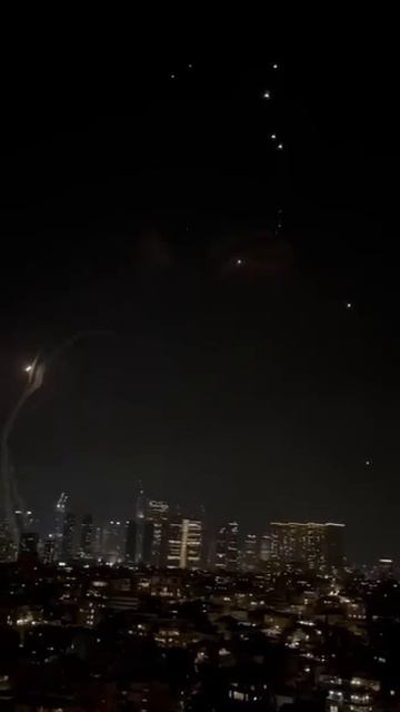 Видео с поражением еще одной батареи противоракет в центре Тель-Авива. смотреть онлайн