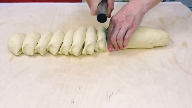 Булочки - жаворонки из дрожжевого теста.